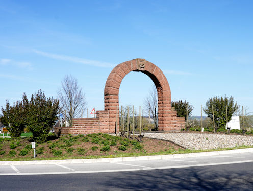 Kunst im Kreisverkehr in B48 - An der Römerstraße - In den zehn Morgen in Bretzenheim (Kreis Bad Kreuznach)