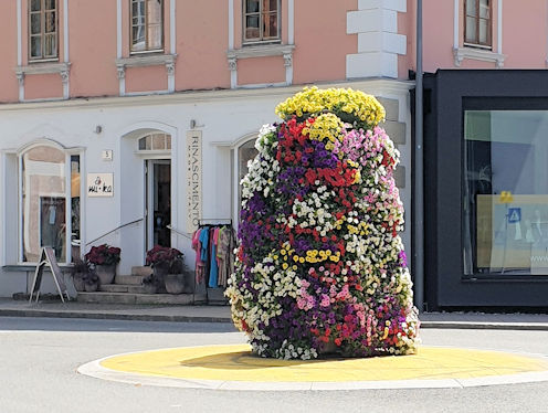 Kunst im Kreisverkehr in Bahnhofstraße - Loegangerstraße in Saalfelden