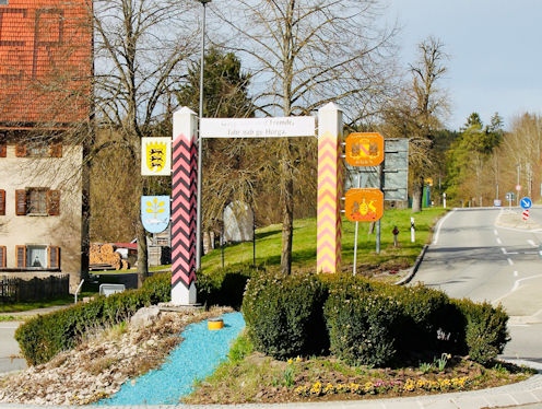 Kunst im Kreisverkehr in Rottweiler Straße - Fischbacher Straße - Deißlinger Straße in Niedereschenbach