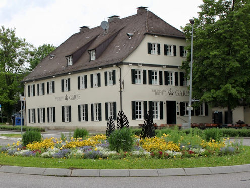 Kunst im Kreisverkehr in Fliederhauptstraße - Garbenstraße - Wolfgrasweg in Stuttgart-Hohenheim