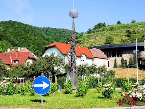 Kunst im Kreisverkehr in Krems Ortsteil Stein, Förthofstraße - B3