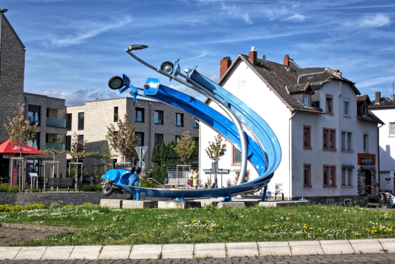 Kunst im Kreisverkehr in Sossenheimer Straße - Hauptstraße 42 - Götzenstraße in Eschborn