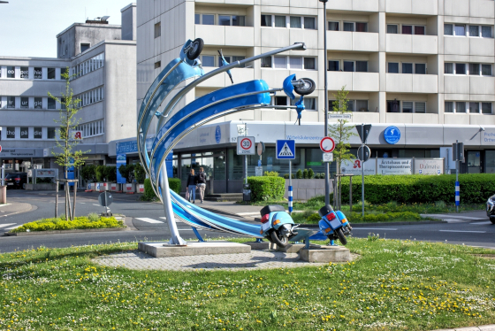 Kunst im Kreisverkehr in Sossenheimer Straße - Hauptstraße 42 - Götzenstraße in Eschborn