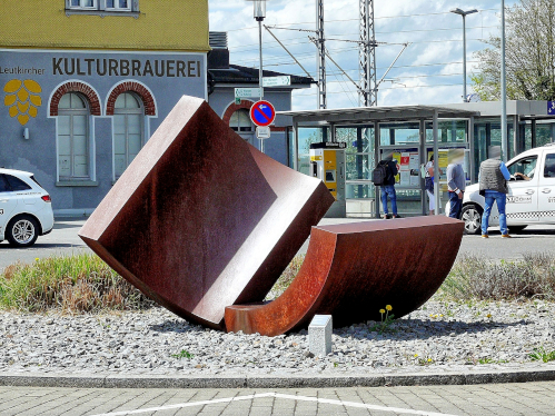 Kunst im Kreisverkehr am Bahnhofsvorplatz in Leutkirch im Allgäu