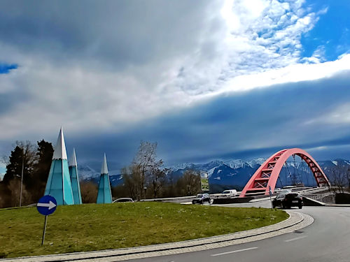 Kunst im Kreisverkehr in Friedensbrücke - Sankt Magdalener Straße - Industriestraße in Villach in Österreich