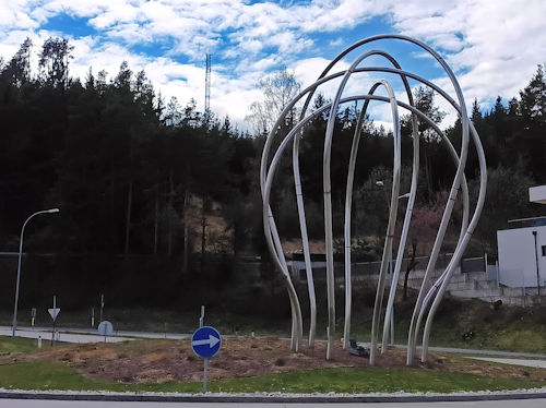 Kunst im Kreisverkehr in Tiroler Straße - B86 in Villach Österreich