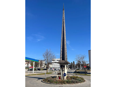 Kreiselkunstwerk in 10.-Oktober-Straße - Pilgramstraße in Feldkirchen in Österreich