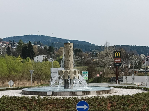 Kunst im Kreisverkehr in Ermelinde-Koch-Straße - B93 - B94 - Ossiacher See Straße - Milesisstraße - Gurktalerstraße in Feldkirchen Österreich