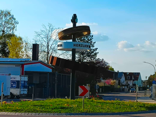 Kunst im Kreisverkehr in Josef-Dunau-Ring - Eggelstetter Straße - Römerstraße - Raifeisenstraße in Asbach-Bäumenheim