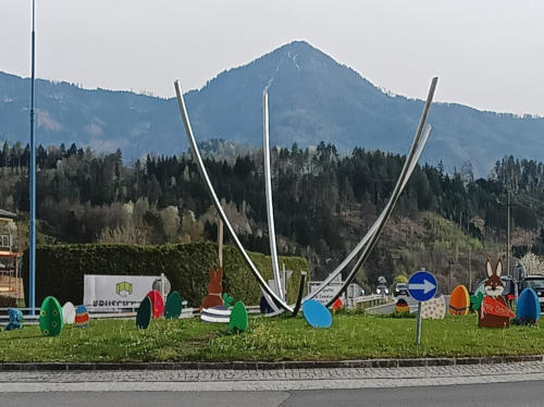Kunst im Kreisverkehr in Seestraße - B82 in Gösselsdorf in Österreich