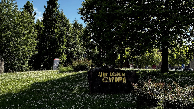 Kunst im Kreisverkehr in Weinstraße - Kirchstraße in Schweigen-Rechtenbach