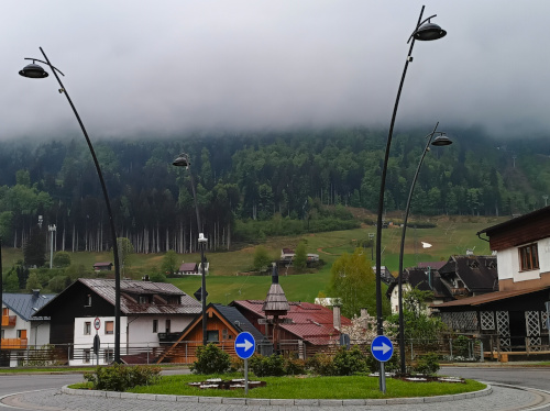 Kunst im Kreisverkehr in Via Vittorio Veneto - Via Principe di Piemonte in 33018 Tarvisio Italien