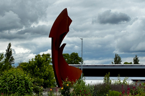 Kunst im Kreisverkehr in Schanbach