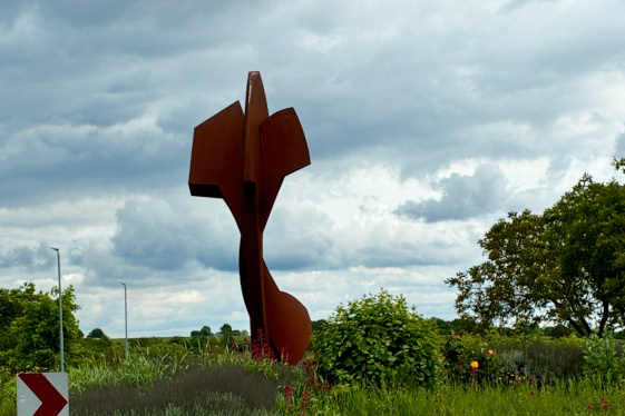 Kunst im Kreisverkehr in Schanbach