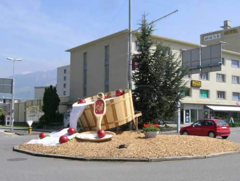 Kreiselkunstwerk in Hauptstrasse Richtung Autobahn in Bulle in der Schweiz mit Kunst im Kreisverkehr 