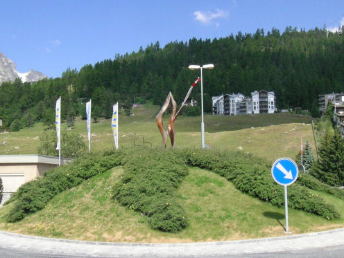 Kreiselkunstwerk in Hauptstrasse Richtung Silvaplana in St.Moritz 