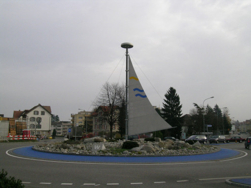 Kreiselkunstwerk in Hauptstrasse Richtung Rorschach in Goldach mit Kunstwerk im Kreisverkehr 