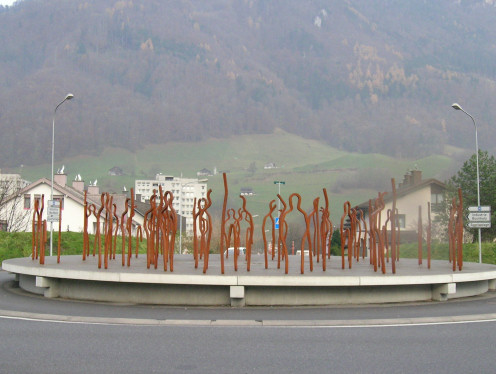 Kreiselkunstwerk in Hauptsrasse Richtung Netstal in Glarus mit Kreiselkunst 