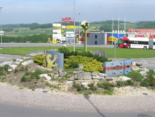 Kreiselkunstwerk in Hauptstr. Richtung Murten in Grange-Paccot mit außergewöhnlichem Kunstwerk im Kreisverkehr 