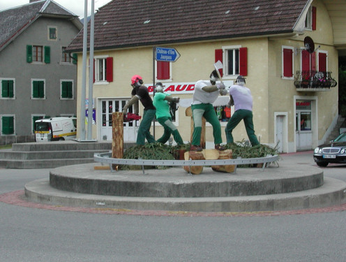 Kreiselkunstwerk in Hauptstrasse in La Tour-de-Trême in der Schweiz 