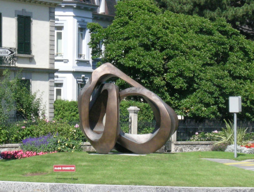 Kreiselkunstwerk in Avenue du Grand-Saint-Bernard - Rue des Plaisance - Rue des Morasses in der Schweiz 