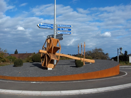 Kreiselkunstwerk in Hauptstraße (Kreuzlingen - Romanshorn), Kreuzung mit Mühligässli in Bottighofen 