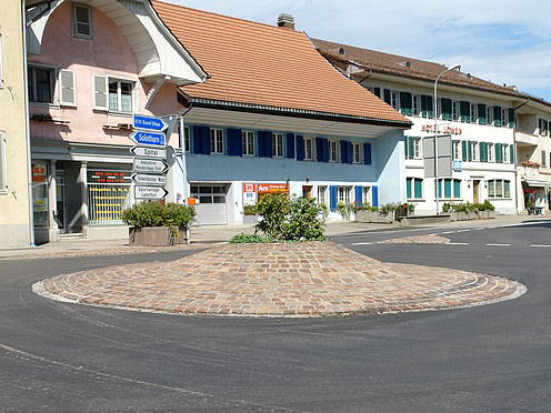 Kreiselkunstwerk in Mitten im Ort an der Strecke Olten-Solothurn in Niederbipp 