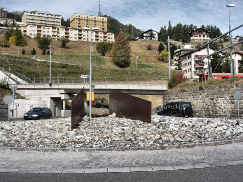 Kreiselkunstwerk in Via Grevas - Via Serlas in St. Moritz  