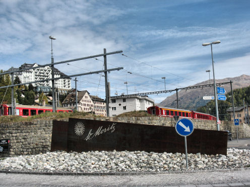 Kreiselkunstwerk in Via Grevas - Via Serlas in St. Moritz  