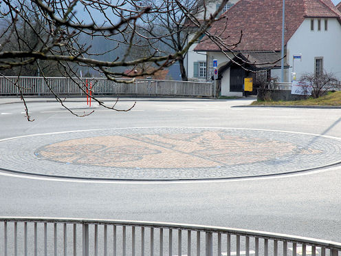 Kreiselkunstwerk in Umiken Kt. AG auf der Strasse Brugg - Bözberg. 