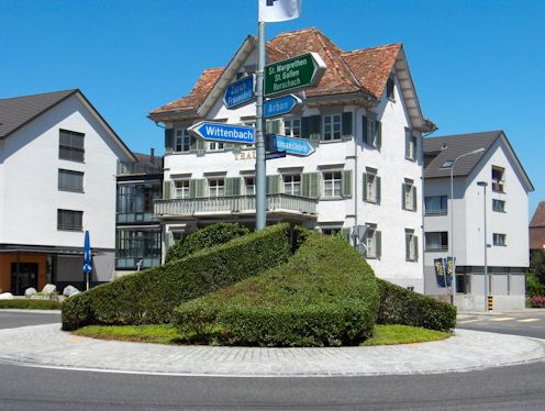 Kreiselkunstwerk in Amriswilerstrasse - St. Gallerstrasse - Arbonerstrasse - Bahnhofstrasse in Neukirch-Egnach  