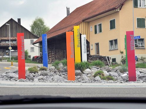 Kreiselkunstwerk in Pfäffikerstrasse - Fehraltorferstrasse - Unterdorf in Russikon  