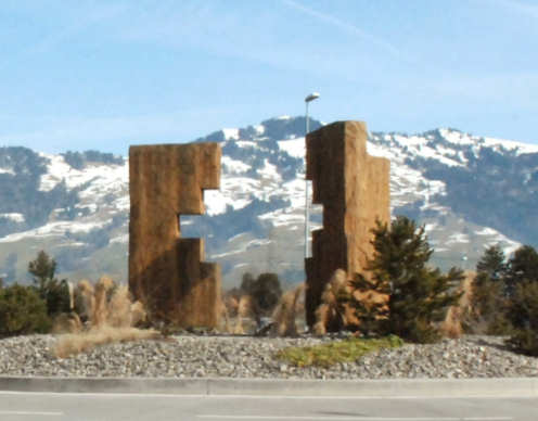 Kreiselkunstwerk in Bahnhofstrasse - Luzernerstrasse in Brunnen 