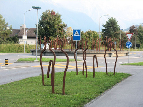 Kreiselkunstwerk in Hauptsrasse Richtung Netstal in Glarus mit Kreiselkunst 