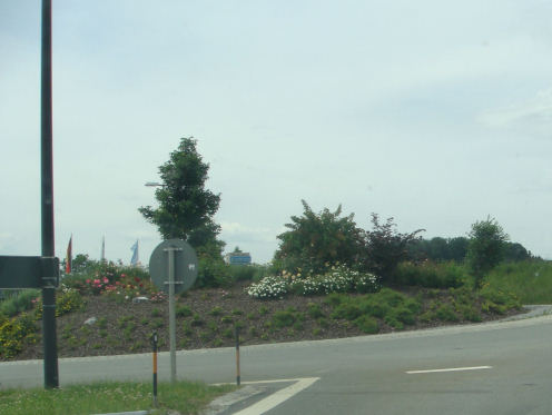 Kreiselkunstwerk in B472 bei der Autobahnabfahrt der A8, Raststätte Irschenberg 