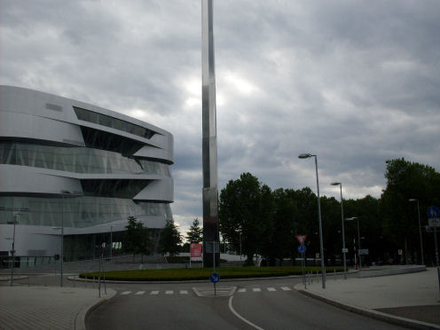 Kreiselkunstwerk in Mercedesstraße in Stuttgart Untertürkheim 