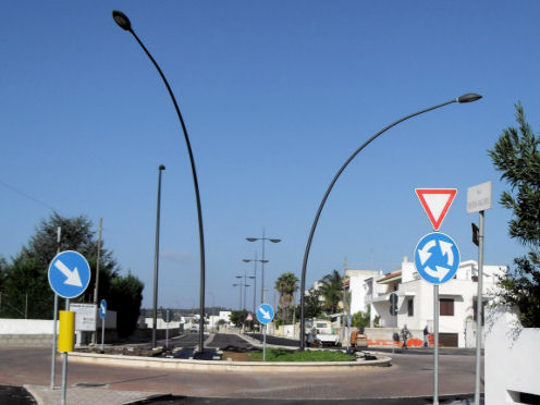 Kreiselkunstwerk in Via Umberto Maddalena in Alliste (Italien) 