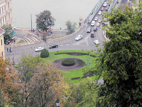 Kreiselkunstwerk in Budapest Ungarn bei der Kettenbrücke 