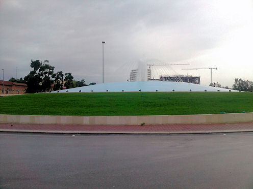 Kreiselkunstwerk in vorm Flughafen in Bari palese in Italien 