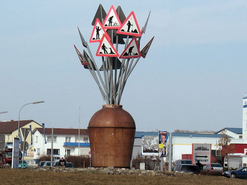 Kreiselkunstwerk in Güterstraße - Georg-Fischer-Straße - Schrotzburgstraße - Franz-Siegel-Straße in Singen 