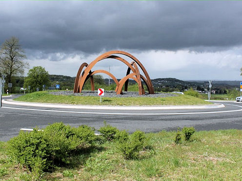 Kreiselkunstwerk in Königswinterer Straße - L331 - Autobahnzufahrt in Königswinter-Ittenberg 