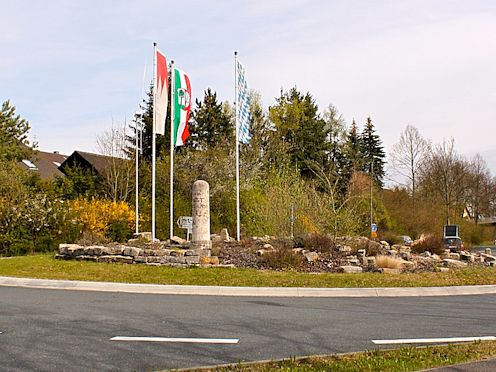 Kreiselkunstwerk in Hauptstraße - Friedhofstraße - Carl-Diem-Straße in Kist 