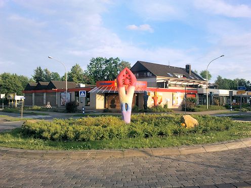 Kreiselkunstwerk in Hauptstraße - Berliner Straße - Heeper Straße in Leopoldshöhe, Ortsteil Asemissen 