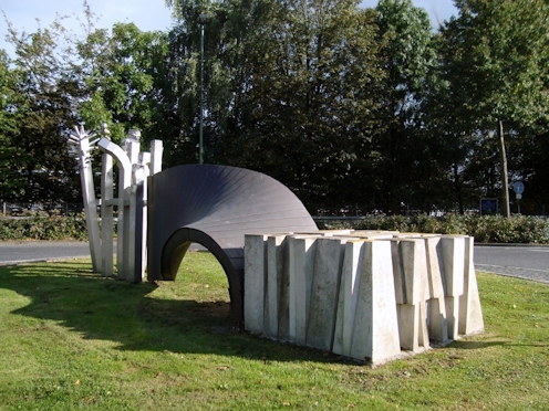 Kreiselkunstwerk in Uerdinger Straße - Mittelstraße in Meerbusch-Lank-Latum 