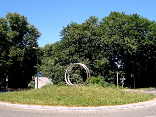 Kreiselkunstwerk in Niederrheinstraße - An St. Swidbert in Düsseldorf-Kaiserswerth 