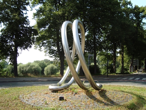 Kreiselkunstwerk in Niederrheinstraße - An St. Swidbert in Düsseldorf-Kaiserswerth 