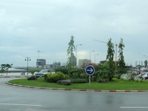 Kreiselkunstwerk in Strassen unbekannt in Bata 