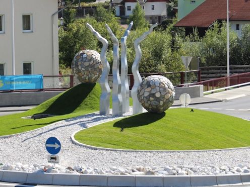 Kreiselkunstwerk in Brennerstraße B 182 in Steinach am Brenner, Verbindung zwischen Österreich und Italien 