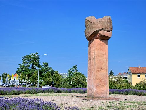 Kreiselkunstwerk in Konrad-Adenauer-Str. -  Josef-Probst-Str. - Sondernheimer Str. in Germersheim 