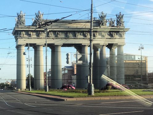 Kreiselkunstwerk in Unbekannte Strassen in Sant Petersburg 